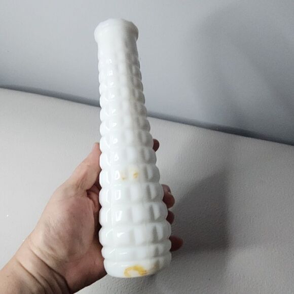 Beautiful Vintage White Milk Glass Bud Vase See Photos Some Age - Picture 4 of 4
